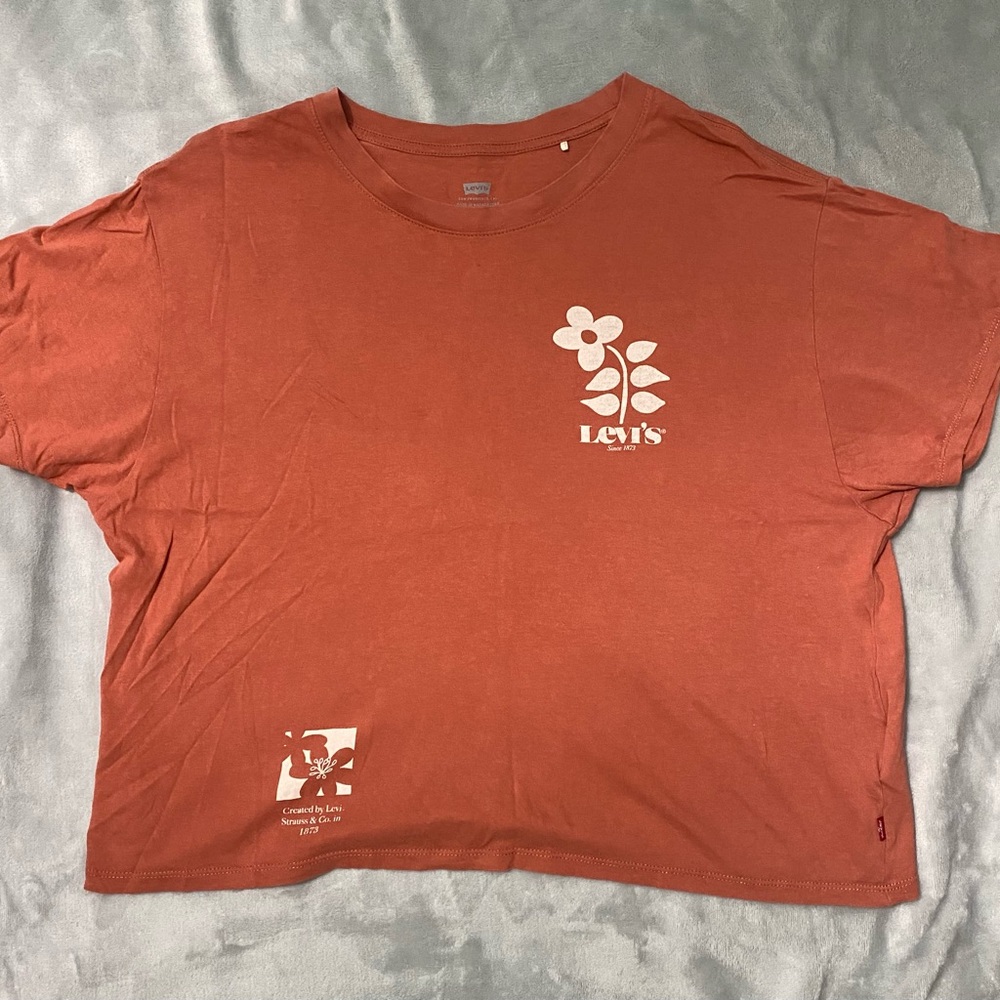 White flower Levi's tee